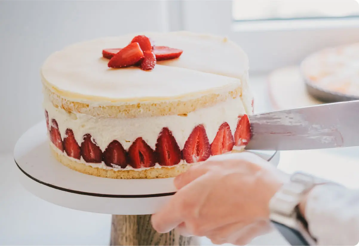 ケーキにくだものが使われている様子
